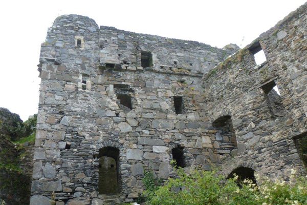 Early 17th century main building (south courtyard range) with large window openings  