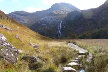 The path towards the waterfall
