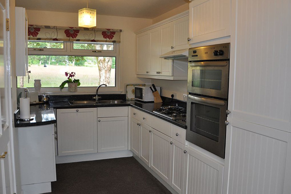 Ardrhu Cottage - fully equipped kitchen