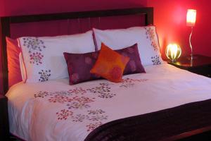 Brae Mhor Cottage - ensuite double bedroom with beautiful views of Ben Nevis