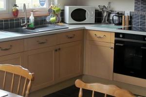 Brae Mhor Cottage - fully fitted modern kitchen