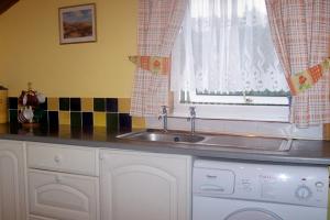 Glen Nevis Cottage - Kitchen with washing machine
