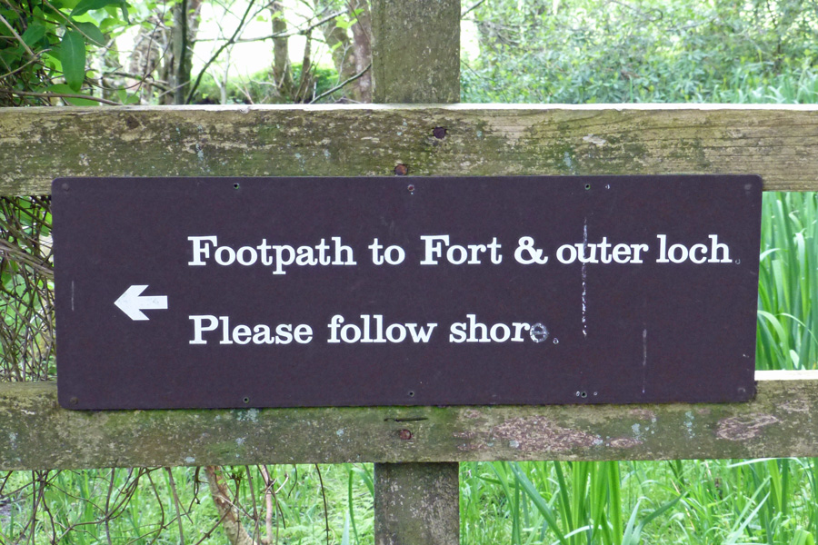 The path along the shore to the old fort is signed, but rather indistinct