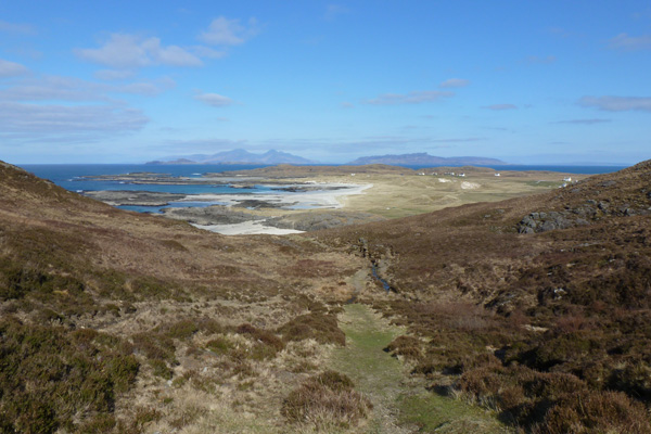 A first view of Sanna Bay on the walk from Portuairk